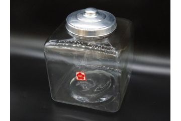 アンティーク雑貨　当時物　デッドストック　アルミ蓋　どこか懐かしさを感じるガラス瓶(角型、角瓶、キャニスター、ガラスビン、菓子瓶、硝子、フタ付き、小物入れ、ディスプレイ雑貨、古道具、店舗什器)(R-078937)