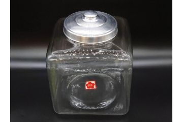 アンティーク雑貨　当時物　デッドストック　アルミ蓋　どこか懐かしさを感じるガラス瓶(角型、角瓶、キャニスター、ガラスビン、菓子瓶、硝子、フタ付き、小物入れ、ディスプレイ雑貨、古道具、店舗什器)(R-078937)