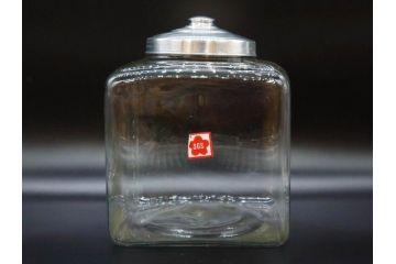 アンティーク雑貨　当時物　デッドストック　アルミ蓋　どこか懐かしさを感じるガラス瓶(角型、角瓶、キャニスター、ガラスビン、菓子瓶、硝子、フタ付き、小物入れ、ディスプレイ雑貨、古道具、店舗什器)(R-078937)