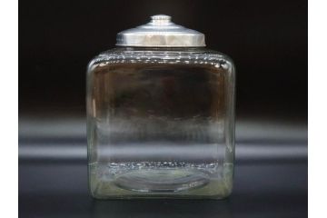 アンティーク雑貨　当時物　デッドストック　アルミ蓋　どこか懐かしさを感じるガラス瓶(角型、角瓶、キャニスター、ガラスビン、菓子瓶、硝子、フタ付き、小物入れ、ディスプレイ雑貨、古道具、店舗什器)(R-078937)