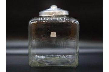 アンティーク雑貨　当時物　デッドストック　アルミ蓋　どこか懐かしさを感じるガラス瓶(角型、角瓶、キャニスター、ガラスビン、菓子瓶、硝子、フタ付き、小物入れ、ディスプレイ雑貨、古道具、店舗什器)(R-078937)