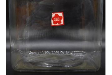 アンティーク雑貨　当時物　デッドストック　アルミ蓋　どこか懐かしさを感じるガラス瓶(角型、角瓶、キャニスター、ガラスビン、菓子瓶、硝子、フタ付き、小物入れ、ディスプレイ雑貨、古道具、店舗什器)(R-078937)