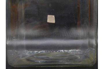 アンティーク雑貨　当時物　デッドストック　アルミ蓋　どこか懐かしさを感じるガラス瓶(角型、角瓶、キャニスター、ガラスビン、菓子瓶、硝子、フタ付き、小物入れ、ディスプレイ雑貨、古道具、店舗什器)(R-078937)