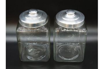 アンティーク雑貨　当時物　デッドストック　アルミ蓋　シンプルでお部屋になじみやすいガラス瓶2点セット(角型、角瓶、キャニスター、ガラスビン、菓子瓶、硝子、フタ付き、小物入れ、ディスプレイ雑貨、古道具、店舗什器)(R-078938)