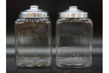 アンティーク雑貨　当時物　デッドストック　アルミ蓋　シンプルでお部屋になじみやすいガラス瓶2点セット(角型、角瓶、キャニスター、ガラスビン、菓子瓶、硝子、フタ付き、小物入れ、ディスプレイ雑貨、古道具、店舗什器)(R-078938)