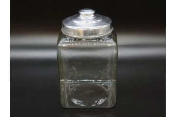 アンティーク雑貨　当時物　デッドストック　アルミ蓋　シンプルでお部屋になじみやすいガラス瓶2点セット(角型、角瓶、キャニスター、ガラスビン、菓子瓶、硝子、フタ付き、小物入れ、ディスプレイ雑貨、古道具、店舗什器)(R-078938)