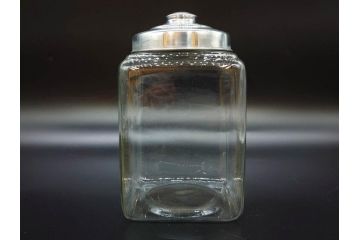 アンティーク雑貨　当時物　デッドストック　アルミ蓋　シンプルでお部屋になじみやすいガラス瓶2点セット(角型、角瓶、キャニスター、ガラスビン、菓子瓶、硝子、フタ付き、小物入れ、ディスプレイ雑貨、古道具、店舗什器)(R-078938)