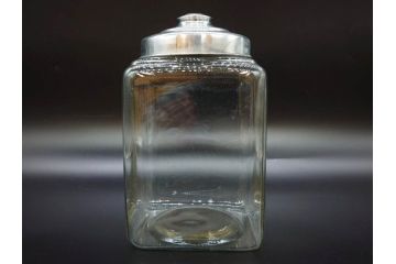 アンティーク雑貨　当時物　デッドストック　アルミ蓋　シンプルでお部屋になじみやすいガラス瓶2点セット(角型、角瓶、キャニスター、ガラスビン、菓子瓶、硝子、フタ付き、小物入れ、ディスプレイ雑貨、古道具、店舗什器)(R-078938)