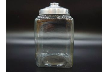 アンティーク雑貨　当時物　デッドストック　アルミ蓋　シンプルでお部屋になじみやすいガラス瓶2点セット(角型、角瓶、キャニスター、ガラスビン、菓子瓶、硝子、フタ付き、小物入れ、ディスプレイ雑貨、古道具、店舗什器)(R-078938)