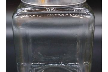 アンティーク雑貨　当時物　デッドストック　アルミ蓋　シンプルでお部屋になじみやすいガラス瓶2点セット(角型、角瓶、キャニスター、ガラスビン、菓子瓶、硝子、フタ付き、小物入れ、ディスプレイ雑貨、古道具、店舗什器)(R-078938)