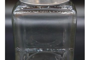 アンティーク雑貨　当時物　デッドストック　アルミ蓋　シンプルでお部屋になじみやすいガラス瓶2点セット(角型、角瓶、キャニスター、ガラスビン、菓子瓶、硝子、フタ付き、小物入れ、ディスプレイ雑貨、古道具、店舗什器)(R-078938)