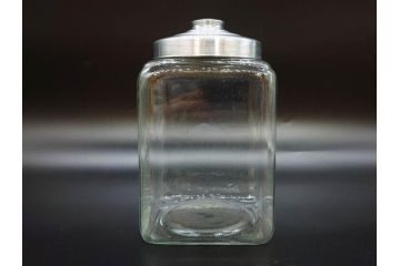 アンティーク雑貨　当時物　デッドストック　アルミ蓋　シンプルでお部屋になじみやすいガラス瓶2点セット(角型、角瓶、キャニスター、ガラスビン、菓子瓶、硝子、フタ付き、小物入れ、ディスプレイ雑貨、古道具、店舗什器)(R-078938)