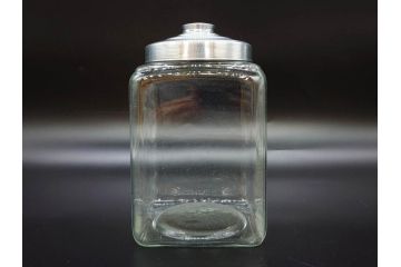 アンティーク雑貨　当時物　デッドストック　アルミ蓋　シンプルでお部屋になじみやすいガラス瓶2点セット(角型、角瓶、キャニスター、ガラスビン、菓子瓶、硝子、フタ付き、小物入れ、ディスプレイ雑貨、古道具、店舗什器)(R-078938)