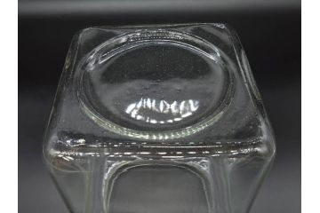 アンティーク雑貨　当時物　デッドストック　アルミ蓋　シンプルでお部屋になじみやすいガラス瓶2点セット(角型、角瓶、キャニスター、ガラスビン、菓子瓶、硝子、フタ付き、小物入れ、ディスプレイ雑貨、古道具、店舗什器)(R-078938)