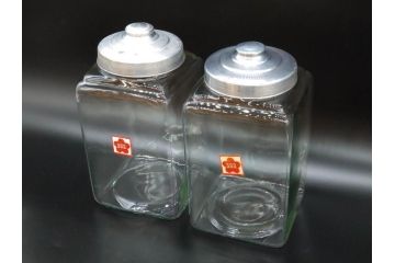 アンティーク雑貨　当時物　デッドストック　アルミ蓋　お部屋の雰囲気によく馴染むガラス瓶2点セット(角型、角瓶、キャニスター、ガラスビン、菓子瓶、硝子、フタ付き、小物入れ、ディスプレイ雑貨、古道具、店舗什器)(R-078939)