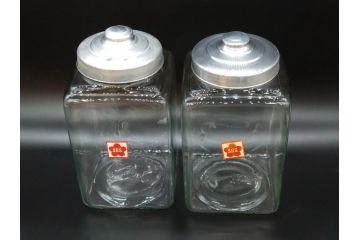 アンティーク雑貨　当時物　デッドストック　アルミ蓋　お部屋の雰囲気によく馴染むガラス瓶2点セット(角型、角瓶、キャニスター、ガラスビン、菓子瓶、硝子、フタ付き、小物入れ、ディスプレイ雑貨、古道具、店舗什器)(R-078939)