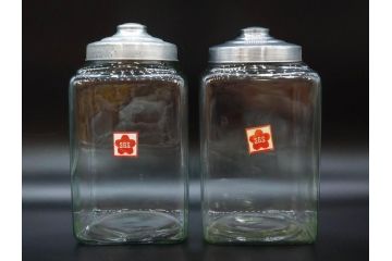 アンティーク雑貨　当時物　デッドストック　アルミ蓋　お部屋の雰囲気によく馴染むガラス瓶2点セット(角型、角瓶、キャニスター、ガラスビン、菓子瓶、硝子、フタ付き、小物入れ、ディスプレイ雑貨、古道具、店舗什器)(R-078939)