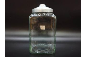 アンティーク雑貨　当時物　デッドストック　アルミ蓋　お部屋の雰囲気によく馴染むガラス瓶2点セット(角型、角瓶、キャニスター、ガラスビン、菓子瓶、硝子、フタ付き、小物入れ、ディスプレイ雑貨、古道具、店舗什器)(R-078939)