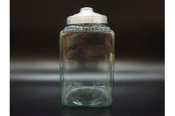 アンティーク雑貨　当時物　デッドストック　アルミ蓋　お部屋の雰囲気によく馴染むガラス瓶2点セット(角型、角瓶、キャニスター、ガラスビン、菓子瓶、硝子、フタ付き、小物入れ、ディスプレイ雑貨、古道具、店舗什器)(R-078939)
