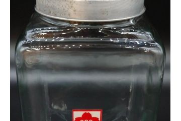 アンティーク雑貨　当時物　デッドストック　アルミ蓋　お部屋の雰囲気によく馴染むガラス瓶2点セット(角型、角瓶、キャニスター、ガラスビン、菓子瓶、硝子、フタ付き、小物入れ、ディスプレイ雑貨、古道具、店舗什器)(R-078939)