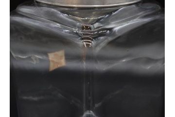 アンティーク雑貨　当時物　デッドストック　アルミ蓋　お部屋の雰囲気によく馴染むガラス瓶2点セット(角型、角瓶、キャニスター、ガラスビン、菓子瓶、硝子、フタ付き、小物入れ、ディスプレイ雑貨、古道具、店舗什器)(R-078939)