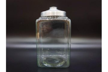 アンティーク雑貨　当時物　デッドストック　アルミ蓋　お部屋の雰囲気によく馴染むガラス瓶2点セット(角型、角瓶、キャニスター、ガラスビン、菓子瓶、硝子、フタ付き、小物入れ、ディスプレイ雑貨、古道具、店舗什器)(R-078939)