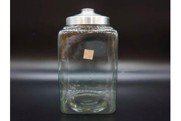 アンティーク雑貨　当時物　デッドストック　アルミ蓋　お部屋の雰囲気によく馴染むガラス瓶2点セット(角型、角瓶、キャニスター、ガラスビン、菓子瓶、硝子、フタ付き、小物入れ、ディスプレイ雑貨、古道具、店舗什器)(R-078939)