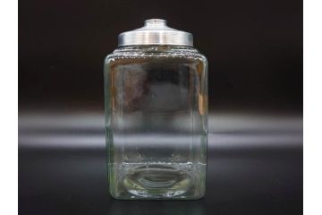 アンティーク雑貨　当時物　デッドストック　アルミ蓋　お部屋の雰囲気によく馴染むガラス瓶2点セット(角型、角瓶、キャニスター、ガラスビン、菓子瓶、硝子、フタ付き、小物入れ、ディスプレイ雑貨、古道具、店舗什器)(R-078939)