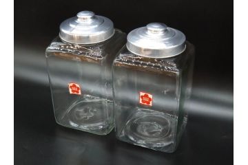 アンティーク雑貨　当時物　デッドストック　アルミ蓋　シンプルで使いやすいガラス瓶2点セット(角型、角瓶、キャニスター、ガラスビン、菓子瓶、硝子、フタ付き、小物入れ、ディスプレイ雑貨、古道具、店舗什器)(R-078942)