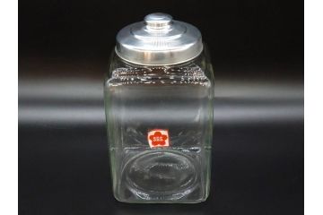 アンティーク雑貨　当時物　デッドストック　アルミ蓋　シンプルで使いやすいガラス瓶2点セット(角型、角瓶、キャニスター、ガラスビン、菓子瓶、硝子、フタ付き、小物入れ、ディスプレイ雑貨、古道具、店舗什器)(R-078942)