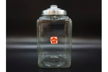 アンティーク雑貨　当時物　デッドストック　アルミ蓋　シンプルで使いやすいガラス瓶2点セット(角型、角瓶、キャニスター、ガラスビン、菓子瓶、硝子、フタ付き、小物入れ、ディスプレイ雑貨、古道具、店舗什器)(R-078942)