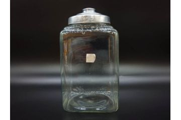 アンティーク雑貨　当時物　デッドストック　アルミ蓋　シンプルで使いやすいガラス瓶2点セット(角型、角瓶、キャニスター、ガラスビン、菓子瓶、硝子、フタ付き、小物入れ、ディスプレイ雑貨、古道具、店舗什器)(R-078942)