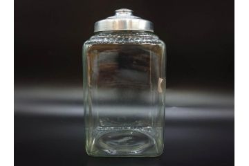 アンティーク雑貨　当時物　デッドストック　アルミ蓋　シンプルで使いやすいガラス瓶2点セット(角型、角瓶、キャニスター、ガラスビン、菓子瓶、硝子、フタ付き、小物入れ、ディスプレイ雑貨、古道具、店舗什器)(R-078942)