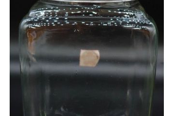 アンティーク雑貨　当時物　デッドストック　アルミ蓋　シンプルで使いやすいガラス瓶2点セット(角型、角瓶、キャニスター、ガラスビン、菓子瓶、硝子、フタ付き、小物入れ、ディスプレイ雑貨、古道具、店舗什器)(R-078942)