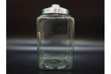 アンティーク雑貨　当時物　デッドストック　アルミ蓋　シンプルで使いやすいガラス瓶2点セット(角型、角瓶、キャニスター、ガラスビン、菓子瓶、硝子、フタ付き、小物入れ、ディスプレイ雑貨、古道具、店舗什器)(R-078942)