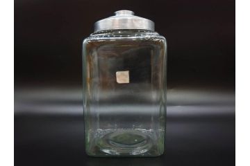 アンティーク雑貨　当時物　デッドストック　アルミ蓋　シンプルで使いやすいガラス瓶2点セット(角型、角瓶、キャニスター、ガラスビン、菓子瓶、硝子、フタ付き、小物入れ、ディスプレイ雑貨、古道具、店舗什器)(R-078942)