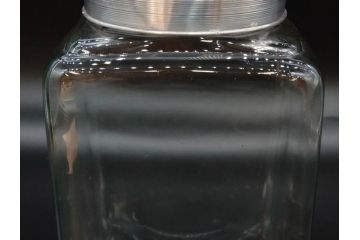 アンティーク雑貨　当時物　デッドストック　アルミ蓋　シンプルで使いやすいガラス瓶2点セット(角型、角瓶、キャニスター、ガラスビン、菓子瓶、硝子、フタ付き、小物入れ、ディスプレイ雑貨、古道具、店舗什器)(R-078942)