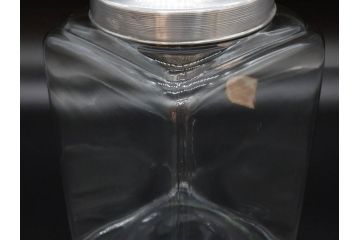 アンティーク雑貨　当時物　デッドストック　アルミ蓋　シンプルで使いやすいガラス瓶2点セット(角型、角瓶、キャニスター、ガラスビン、菓子瓶、硝子、フタ付き、小物入れ、ディスプレイ雑貨、古道具、店舗什器)(R-078942)