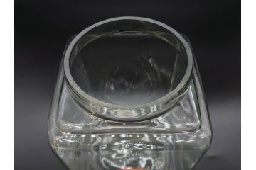 アンティーク雑貨　当時物　デッドストック　アルミ蓋　シンプルで使いやすいガラス瓶2点セット(角型、角瓶、キャニスター、ガラスビン、菓子瓶、硝子、フタ付き、小物入れ、ディスプレイ雑貨、古道具、店舗什器)(R-078942)