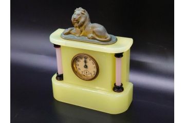 ジャンク品　昭和初期　東洋時計株式会社(TOYO CLOCK FACTORY)　ゼンマイ式　雄々しいライオンの装飾から威厳を感じる置時計(ウランガラス、ライオン、獅子、日本製)(R-078945)　