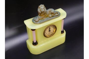 ジャンク品　昭和初期　東洋時計株式会社(TOYO CLOCK FACTORY)　ゼンマイ式　雄々しいライオンの装飾から威厳を感じる置時計(ウランガラス、ライオン、獅子、日本製)(R-078945)　