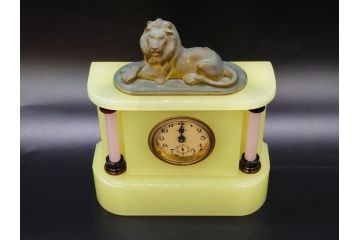 ジャンク品　昭和初期　東洋時計株式会社(TOYO CLOCK FACTORY)　ゼンマイ式　雄々しいライオンの装飾から威厳を感じる置時計(ウランガラス、ライオン、獅子、日本製)(R-078945)　