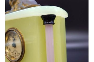 ジャンク品　昭和初期　東洋時計株式会社(TOYO CLOCK FACTORY)　ゼンマイ式　雄々しいライオンの装飾から威厳を感じる置時計(ウランガラス、ライオン、獅子、日本製)(R-078945)　