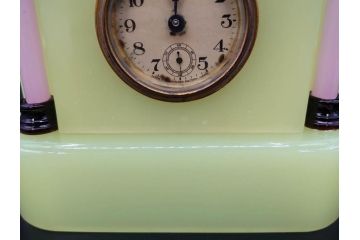 ジャンク品　昭和初期　東洋時計株式会社(TOYO CLOCK FACTORY)　ゼンマイ式　雄々しいライオンの装飾から威厳を感じる置時計(ウランガラス、ライオン、獅子、日本製)(R-078945)　
