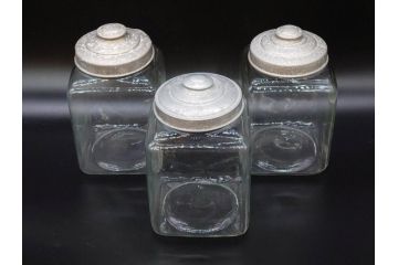 アンティーク雑貨　当時物　デッドストック　アルミ蓋　レトロな雰囲気を醸し出すガラス瓶3個セット(角型、角瓶、キャニスター、ガラスビン、菓子瓶、硝子、フタ付き、小物入れ、ディスプレイ雑貨、古道具、店舗什器)(R-078946)