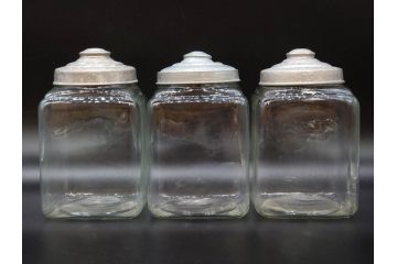 アンティーク雑貨　当時物　デッドストック　アルミ蓋　レトロな雰囲気を醸し出すガラス瓶3個セット(角型、角瓶、キャニスター、ガラスビン、菓子瓶、硝子、フタ付き、小物入れ、ディスプレイ雑貨、古道具、店舗什器)(R-078946)