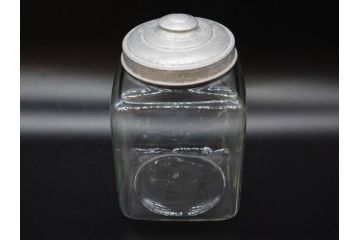 アンティーク雑貨　当時物　デッドストック　アルミ蓋　レトロな雰囲気を醸し出すガラス瓶3個セット(角型、角瓶、キャニスター、ガラスビン、菓子瓶、硝子、フタ付き、小物入れ、ディスプレイ雑貨、古道具、店舗什器)(R-078946)