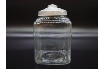 アンティーク雑貨　当時物　デッドストック　アルミ蓋　レトロな雰囲気を醸し出すガラス瓶3個セット(角型、角瓶、キャニスター、ガラスビン、菓子瓶、硝子、フタ付き、小物入れ、ディスプレイ雑貨、古道具、店舗什器)(R-078946)