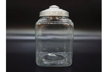 アンティーク雑貨　当時物　デッドストック　アルミ蓋　レトロな雰囲気を醸し出すガラス瓶3個セット(角型、角瓶、キャニスター、ガラスビン、菓子瓶、硝子、フタ付き、小物入れ、ディスプレイ雑貨、古道具、店舗什器)(R-078946)
