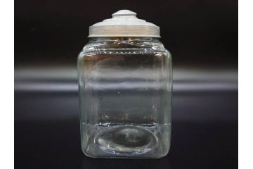 アンティーク雑貨　当時物　デッドストック　アルミ蓋　レトロな雰囲気を醸し出すガラス瓶3個セット(角型、角瓶、キャニスター、ガラスビン、菓子瓶、硝子、フタ付き、小物入れ、ディスプレイ雑貨、古道具、店舗什器)(R-078946)
